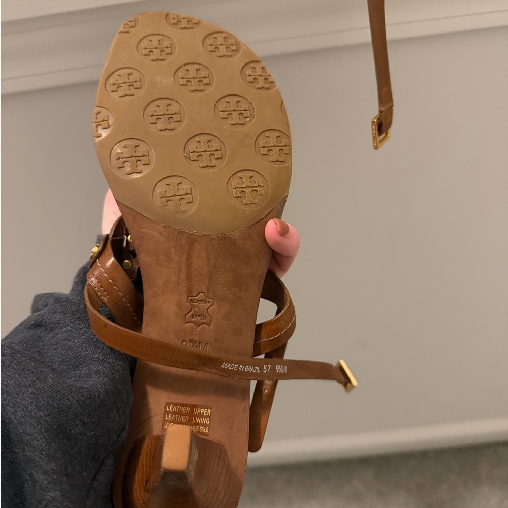 Tory Burch Tan Leather Sandals with Gold Logo - Picture 4 of 5